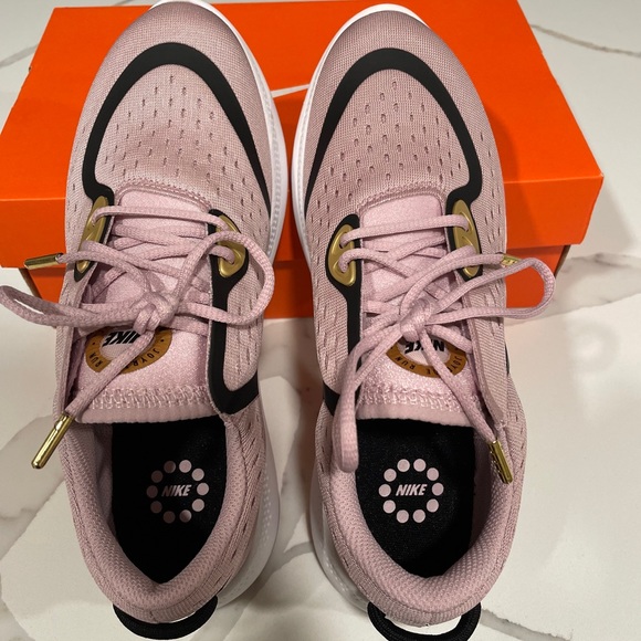 New with box Women’s Nike Joyride dual run 6.5 plum chalk/black/metallic gold - Picture 5 of 9